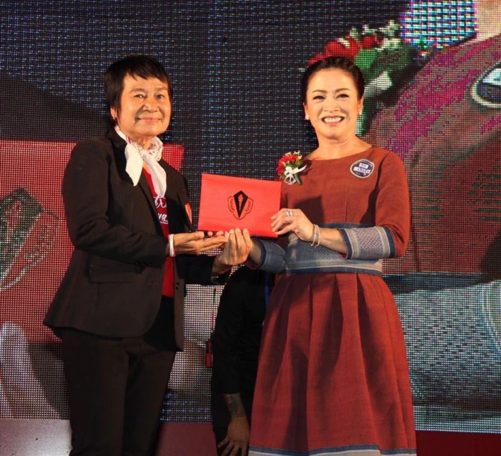 คุณวลัยณัฐ ตรีวิศวเวทย์ รับรางวัลศิษย์เก่าดีเด่น “นารีศรี สตรีวิทยา” ประจำปี 2562