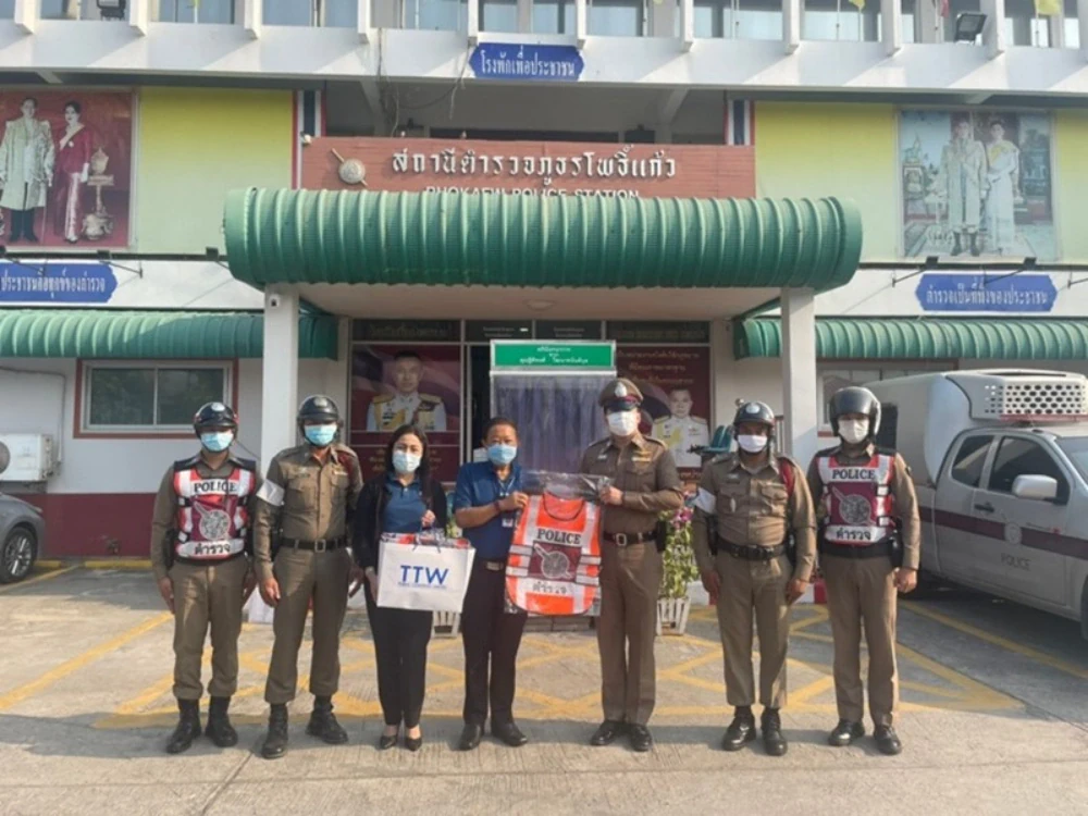 TTW ส่งมอบเสื้อจราจรสะท้อนแสงให้สถานีตำรวจในเขตพื้นที่ให้บริการ เพื่อให้เจ้าหน้าที่ใช้ในการปฏิบัติภารกิจด้านงานจราจร พร้อมเดินหน้าดูแลสังคมอย่างต่อเนื่อง
