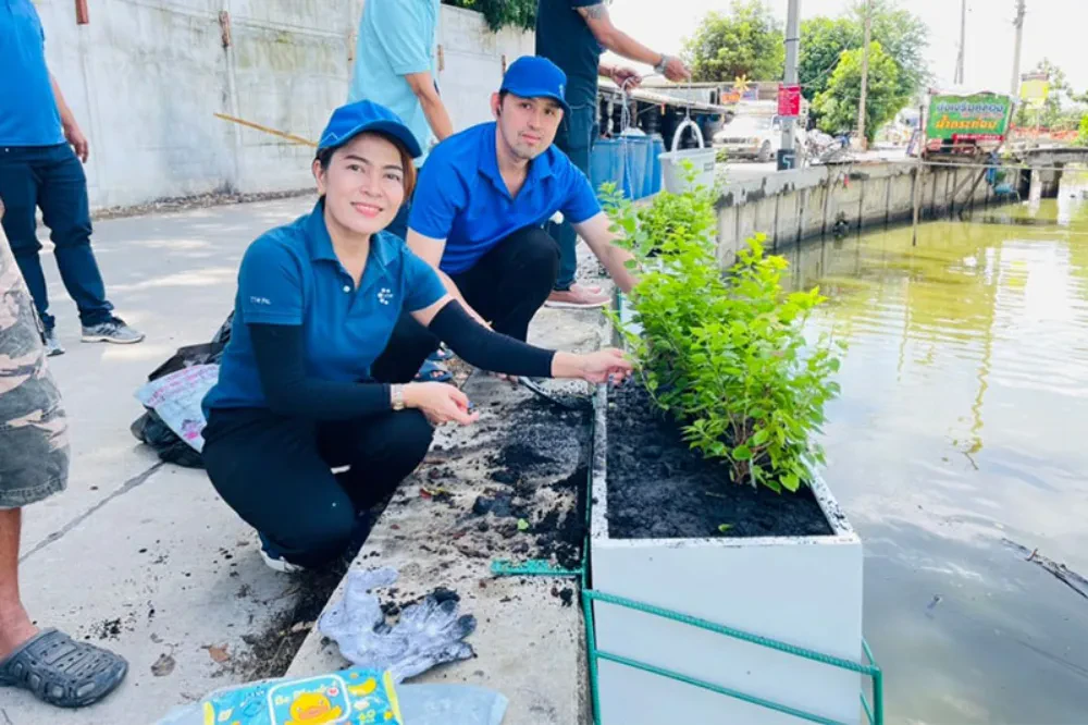 TTW organized a tree planting activity to enhance the landscape around Bang Sue Canal under the project "Restoring the Water Quality of Khlong Bang Sue Canal to Conserve the Tha Chin River," in collaboration with community representatives and entrepreneurs situated along theKhlong Bang Sue Canal