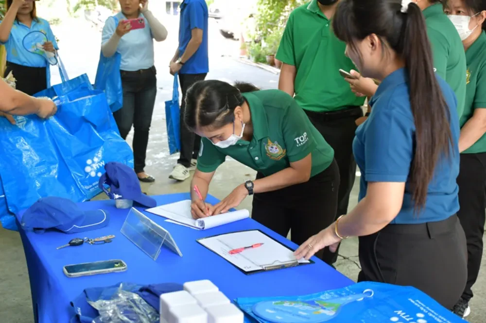 TTW organized a tree planting activity to enhance the landscape around Bang Sue Canal under the project "Restoring the Water Quality of Khlong Bang Sue Canal to Conserve the Tha Chin River," in collaboration with community representatives and entrepreneurs situated along theKhlong Bang Sue Canal
