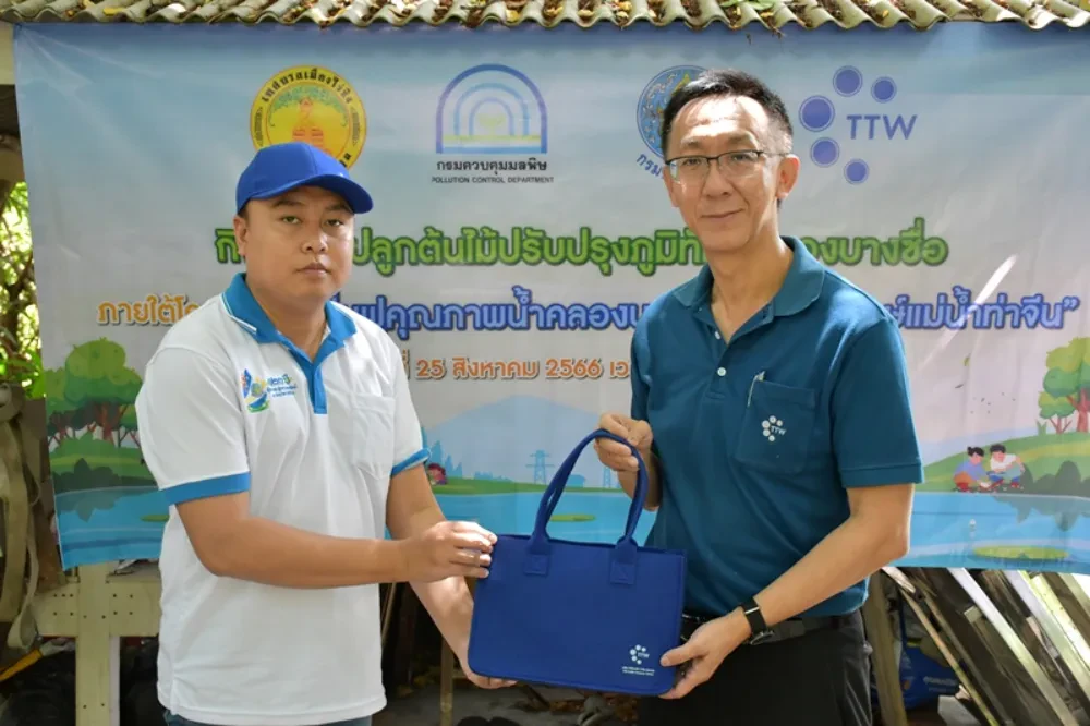 TTW organized a tree planting activity to enhance the landscape around Bang Sue Canal under the project "Restoring the Water Quality of Khlong Bang Sue Canal to Conserve the Tha Chin River," in collaboration with community representatives and entrepreneurs situated along theKhlong Bang Sue Canal