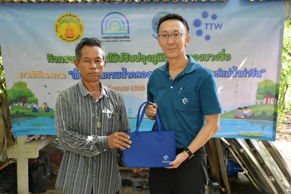 TTW organized a tree planting activity to enhance the landscape around Bang Sue Canal under the project "Restoring the Water Quality of Khlong Bang Sue Canal to Conserve the Tha Chin River," in collaboration with community representatives and entrepreneurs situated along theKhlong Bang Sue Canal