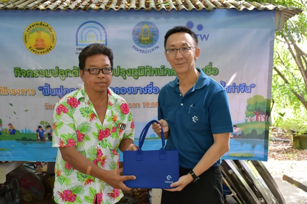 TTW organized a tree planting activity to enhance the landscape around Bang Sue Canal under the project "Restoring the Water Quality of Khlong Bang Sue Canal to Conserve the Tha Chin River," in collaboration with community representatives and entrepreneurs situated along theKhlong Bang Sue Canal