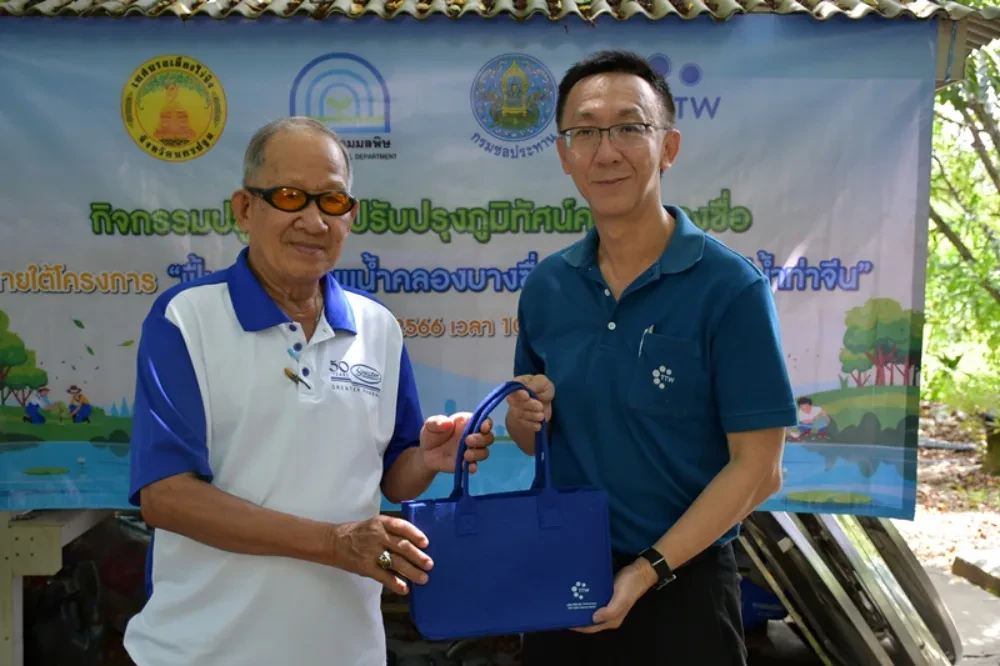 TTW organized a tree planting activity to enhance the landscape around Bang Sue Canal under the project "Restoring the Water Quality of Khlong Bang Sue Canal to Conserve the Tha Chin River," in collaboration with community representatives and entrepreneurs situated along theKhlong Bang Sue Canal