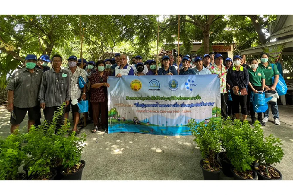 TTW organized a tree planting activity to enhance the landscape around Bang Sue Canal under the project "Restoring the Water Quality of Khlong Bang Sue Canal to Conserve the Tha Chin River," in collaboration with community representatives and entrepreneurs situated along theKhlong Bang Sue Canal