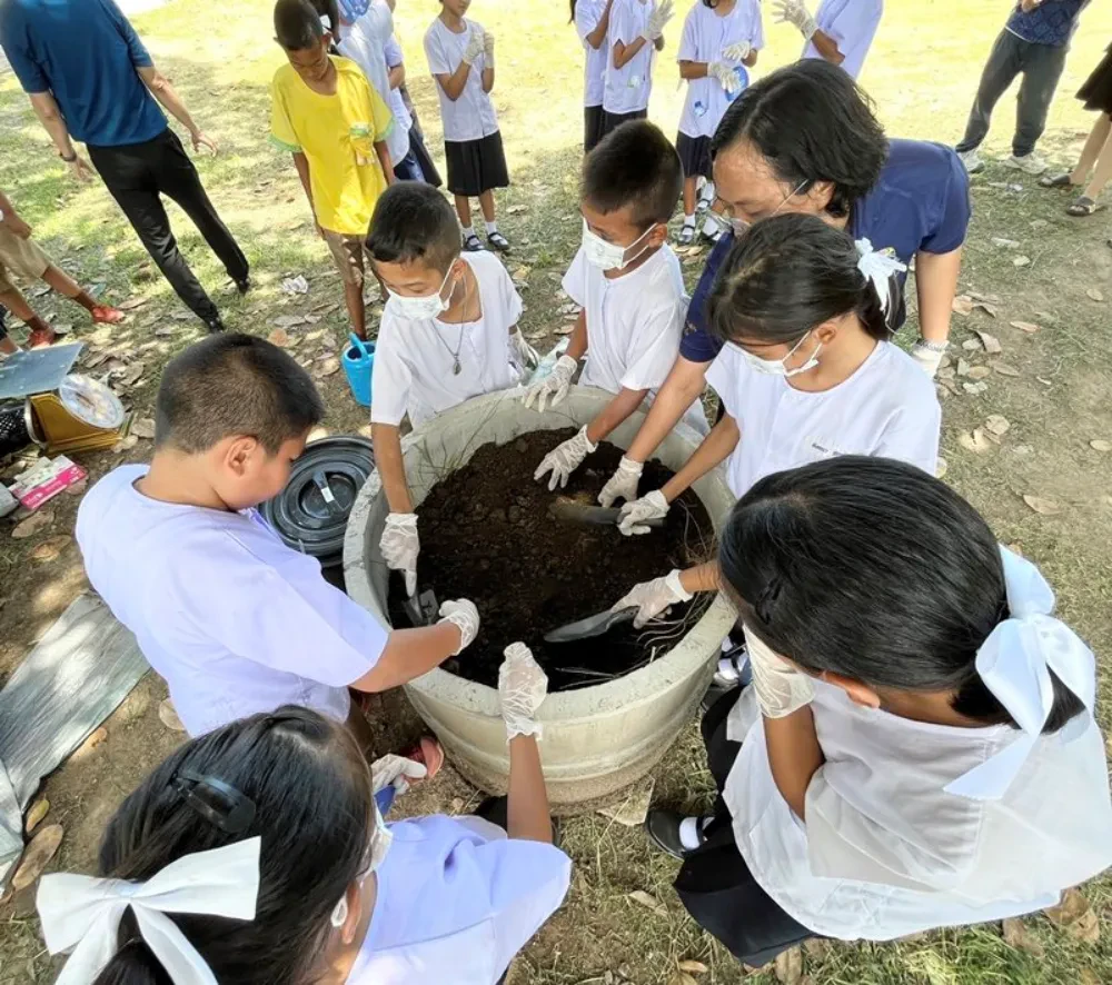 TTW จัดอบรมโครงการ “ปุ๋ยหมัก รักษ์ดิน รักษ์สิ่งแวดล้อม” ส่งเสริมการคัดแยกขยะและการทำปุ๋ยหมักจากขยะเศษอาหาร ถ่ายทอดความรู้ให้แก่ครูและนักเรียนของโรงเรียนวัดเวฬุวนาราม