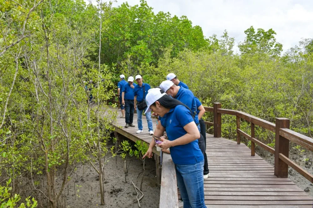 TTW organizes the activity “TTW SAVE THE SEA TTW volunteers join in restoring the environment, releasing aquatic animals, returning life to the Thai seas” at the Sirindhorn International Environmental Park