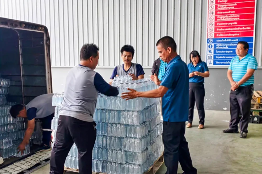 TTW ส่งมอบน้ำดื่ม และถุงยังชีพช่วยเหลือประชาชนที่อพยพ จากเหตุการณ์ไม่สงบชายแดน ไทย-กัมพูชา