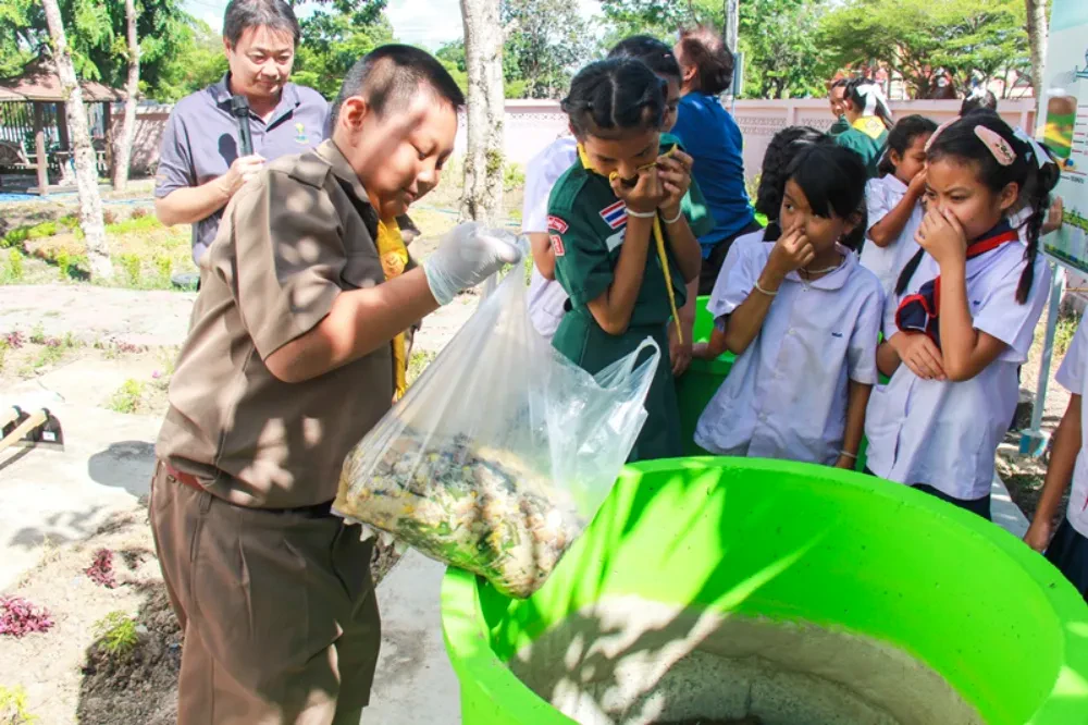 TTW จัดอบรมให้ความรู้การคัดแยกขยะและจัดทำปุ๋ยหมัก ภายใต้โครงการ “ปุ๋ยหมัก รักษ์ดิน รักษ์สิ่งแวดล้อม” ให้แก่ครูและนักเรียนของโรงเรียนวัดลำพญา อำเภอบางเลน จังหวัดนครปฐม และโรงเรียนวัดบ้านพร้าวใน อำเภอสามโคก จังหวัดปทุมธานี