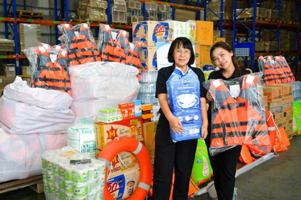 TTW delivers drinking water and relief bags to help people affected by flooding in southern provinces