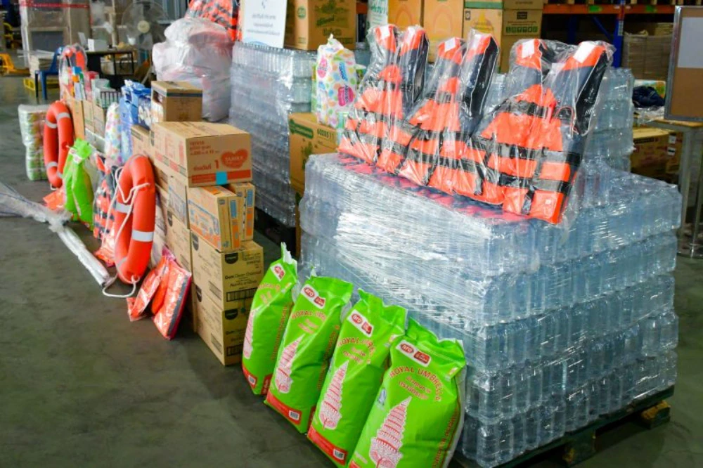 TTW delivers drinking water and relief bags to help people affected by flooding in southern provinces