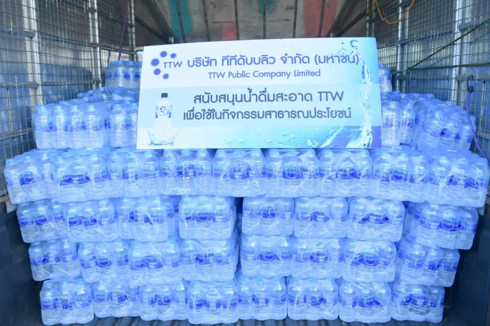 TTW has joined forces with the Royal Thai Air Force, the 2nd Infantry Regiment (King's Guard), and the Thai-Cambodian Situation Information Center (JIC) to provide 4,200 bottles of drinking water to assist flood victims in Prachinburi Province.