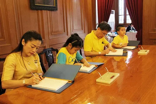 TTW ร่วมลงนามถวายพระพรในหลวง ณ พระบรมมหาราชวัง